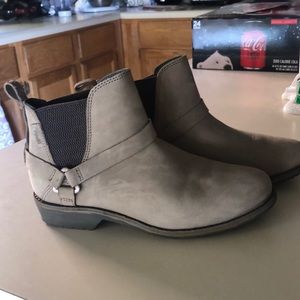 Size 6 Teva women’s waterproof leather boots